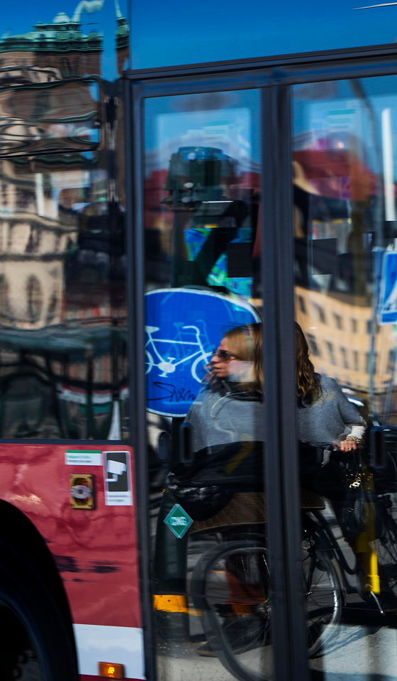 Reflektioner i bussfönster